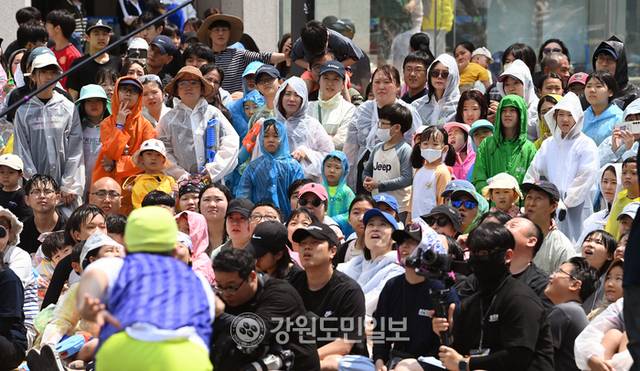 ▲ 2025 춘천마임축제 아수라장이 25일 춘천 중앙로 일대에서 열려 시민들이 축제를 즐기고 있다. 방도겸 기자