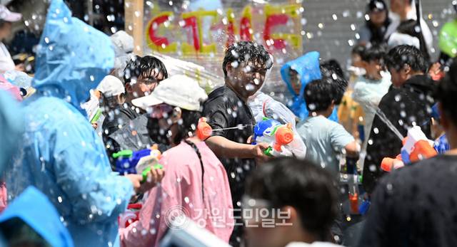 ▲ 2025 춘천마임축제 아수라장이 25일 춘천 중앙로 일대에서 열려 시민들이 축제를 즐기고 있다. 방도겸 기자
