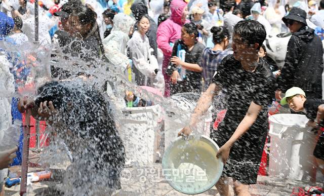 ▲ 2025 춘천마임축제 아수라장이 25일 춘천 중앙로 일대에서 열려 시민들이 축제를 즐기고 있다. 방도겸 기자