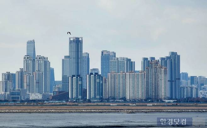 경기 시흥시에서 바라본 인천 연수구 송도국제도시 전경. 송도 남단 11공구가 미개발 상태로 비어 있다. 사진=오세성 한경닷컴 기자
