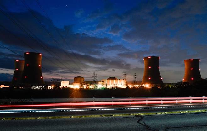 미국 펜실베이니아주 에터스의 강 건너편에서 바라본 스리마일섬 원자력발전소. 도널드 트럼프 미국 대통령이 미국의 원자력 발전 용량을 2050년까지 4배로 늘리겠다는 내용의 행정명령에 서명했다. 사진=연합뉴스