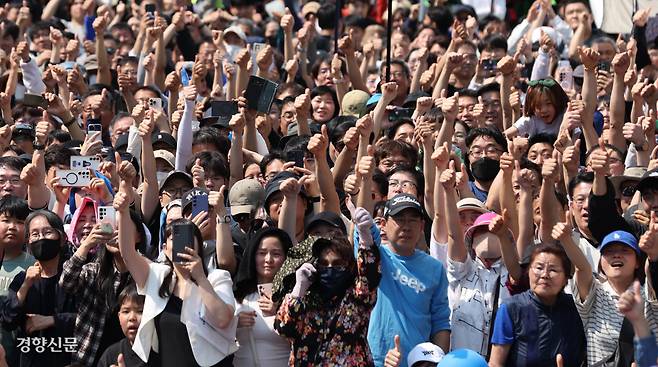 “이재명 엄지 척” 이재명 더불어민주당 후보가 25일 충남 당진전통시장에서 유세를 하는 동안 시민들이 엄지손가락을 들어보이며 지지를 보내고 있다. 박민규 선임기자