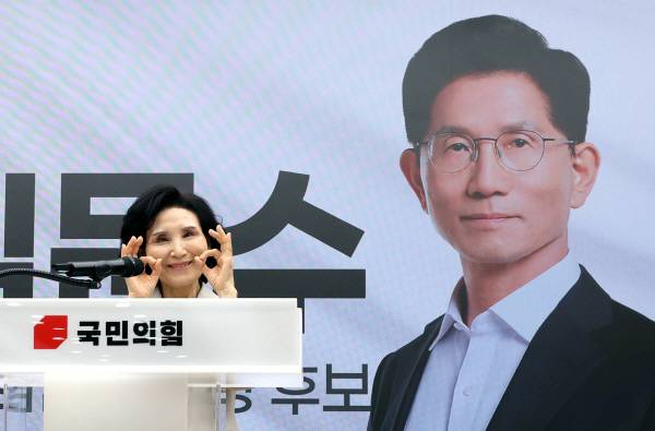 국민의힘 김문수 대선후보 배우자 설난영 여사가 지난 21일 서울 여의도 중앙당사에서 열린 정정당당 여성본부 필승결의대회에서 인사말을 하기에 앞서 포즈를 취하고 있다. 연합뉴스