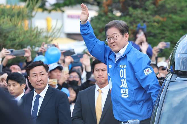 이재명 더불어민주당 대선 후보가 24일 경기도 안산 안산문화광장을 찾아 시민들에게 손을 들어 보이고 있다. 연합뉴스