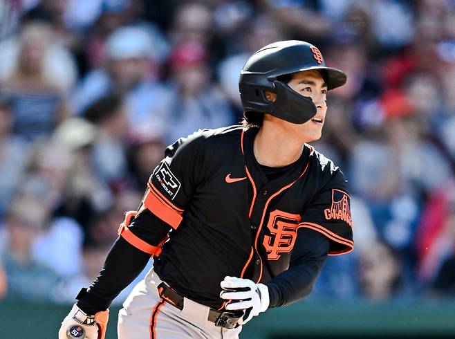 미국 프로야구 메이저리그(MLB) 샌프란시스코 자이언츠의 이정후가 25일(한국시간) 미국 워싱턴DC 내셔널스파크에서 열린 2025 MLB 워싱턴 내셔널스와 원정 경기에서 4회초 안타를 친 뒤 공을 바라보고 있다. AFP연합뉴스