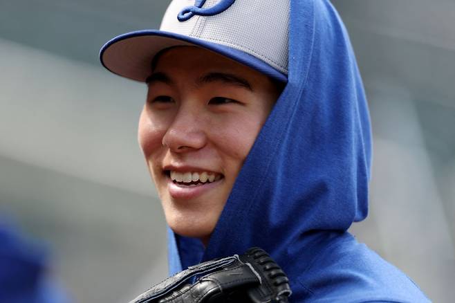 미국 프로야구 메이저리그(MLB) 로스앤젤레스 다저스의 김혜성이 25일(한국시간) 미국 뉴욕 퀸즈 플러싱 시티 필드에서 열린 2025 MLB 뉴욕 메츠와 경기에 앞서 그라운드를 걷고 있다. AFP연합뉴스