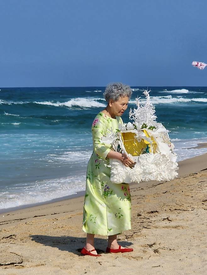 배우 박정자가 25일 오후 강릉시 사천면 산대월리 순포해변에서 영화 ‘청명과 곡우 사이’ 마지막 장면을 찍고 있다. 박정자가 작은 상여를 안고 있다.