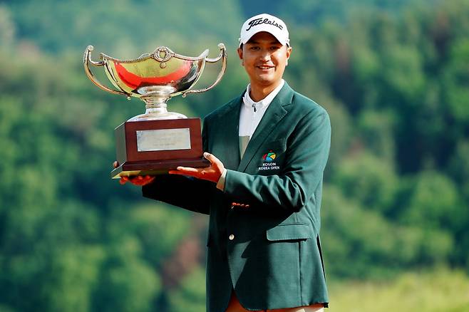 25일 강원도 춘천시 라비에벨 골프앤리조트 듄스코스에서 막을 내린 코오롱 제67회 한국오픈에서 우승한 사돔 깨우깐짜나가 우승 트로피를 들고 포즈를 취하고 있다. 코오롱 한국오픈 대회조직위