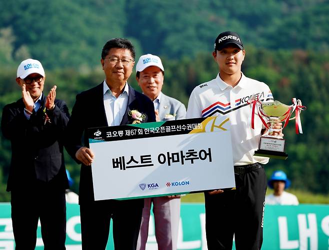 25일 강원도 춘천시 라비에벨 골프앤리조트 듄스코스에서 막을 내린 코오롱 제67회 한국오픈에서 공동 4위에 입상해 베스타 아마추어 상을 수상한 국가대표 김민수(오른쪽)가 강형모 대한골프협회 회장과 포즈를 취하고 있다. 코오롱 한국오픈 대회조직위