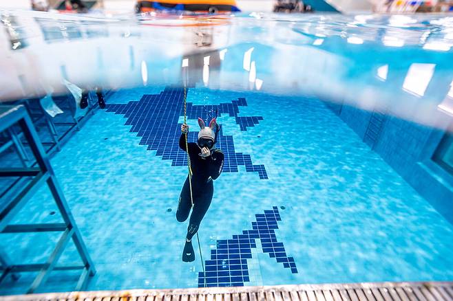 수심 5m 실내 풀장에서 프리다이빙 체험하는 모습.울진해양레포츠센터