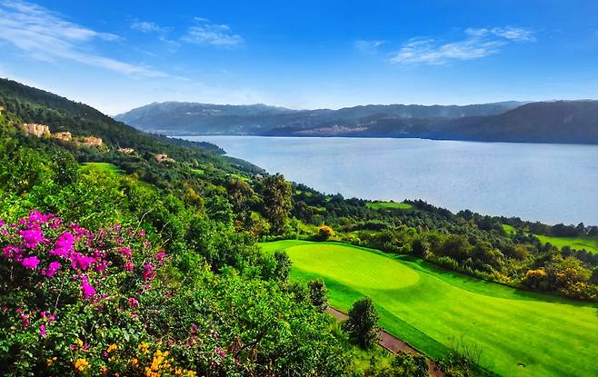 옌츠하이 호수 따라 조성된 레이크코스.