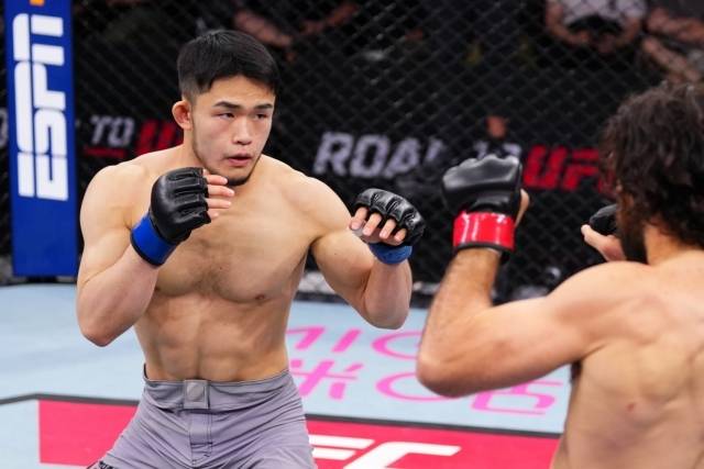 2라운드 마운트 포지션을 장악한 박재현은 계속된 엘보와 파운딩 공격을 날려 경기를 끝냈다. 박재현은 승자 인터뷰에서 “마운트를 탔을 때 상대가 힘이 셌지만 기술이 부족해서 끝낼 수 있다고 생각했다”고 피니시 장면을 설명했다. 사진=UFC 제공