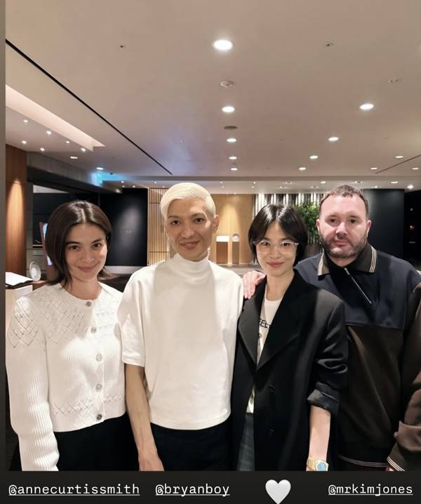 24일 송혜교는 자신의 SNS를 통해 글로벌 패션계 인사들과 함께한 인증샷을 공개했다.