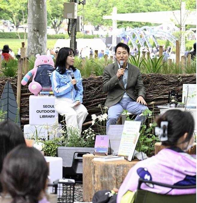 오세훈 서울시장이 지난 24일 보라매공원에서 열린 '힙독클럽' 노마드 리딩에 참석해 2030 회원들과 의견을 나누고 있다./사진=서울시