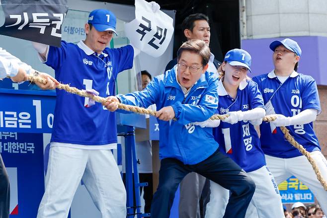 이재명 더불어민주당 대통령 후보가 캐스팅보트인 충청권 공략에 나선 25일 오후 충남 당진전통시장을 찾아 기득권과 국민의 줄다리기 중 국민이 이긴다는 의미의 퍼포먼스를 하고 있다. /사진=뉴스1