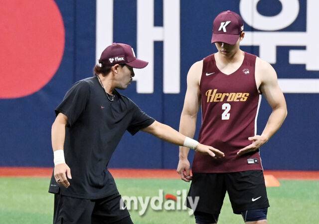 22일 오후 서울 고척돔 고척스카이돔에서 진행된 '2025 프로야구 KBO리그' 키움히어로즈와 삼성라이온즈의 경기. 키움 이용규과 이주형이 경기전 훈련에서 대화를 나누고 있다./마이데일리