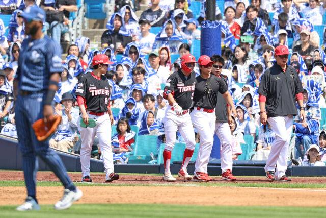 부상으로 그라운드를 빠져나가는 박정우./KIA 타이거즈