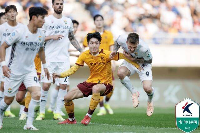 광주 문민서와 강원 코바체비치./한국프로축구연맹