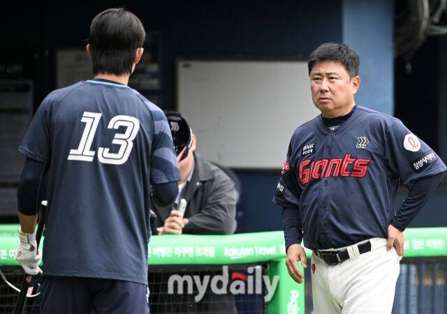 27일 오후 서울 잠실야구장에서 진행된 '2025 프로야구 KBO리그' 두산 베어스와 롯데 자이언츠의 경기. 롯데 김태형 감독이 전민재와 이야기를 나누고 있다./마이데일리