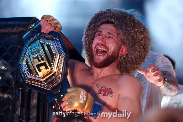 챔피언벨트를 들고 포효하는 드발리시빌리. /게티이미지코리아