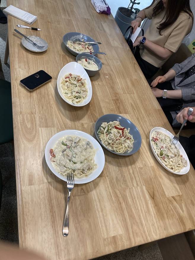 1인가구 요리 클래스에서 완성된 요리를 함께 식사하는 모습. 손인규 기자