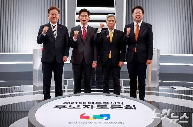23일 서울 영등포구 여의도 KBS 스튜디오에서 열린 중앙선거방송토론위원회 주관 제21대 대통령선거 후보자 토론회에 앞서 더불어민주당 이재명(왼쪽부터), 국민의힘 김문수, 민주노동당 권영국, 개혁신당 이준석 대선후보가 기념촬영을 하고 있다. 국회사진기자단
