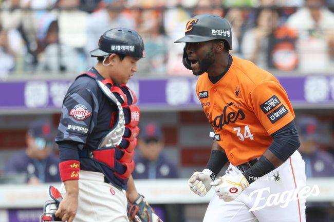 한화 에스테반 플로리얼(오른쪽)이 1회 선두타자 홈런을 친 뒤 홈에 들어오며 기뻐하고 있다. 롯데 포수는 유강남. /한화 이글스 제공