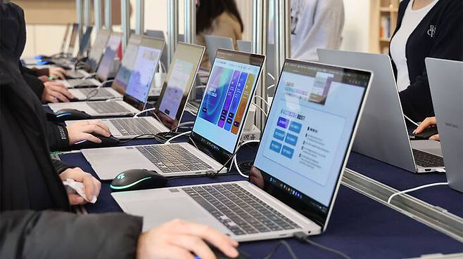 부산 북구 SW·AI 교육거점센터에서 열린 'AI 디지털교과서 상설 전시회'에서 교원, 학생 등이 AI 디지털교과서를 살펴보고 있다.