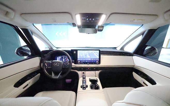 렉서스의 럭셔리 미니밴(MPV) THE ALL-NEW LM 500h 운전석