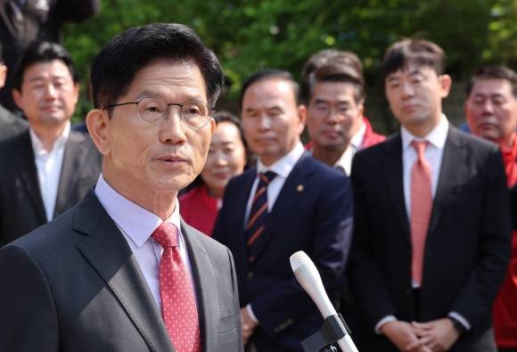 취재진 앞 발언하는 김문수 후보 - 국민의힘 김문수 대선 후보가 25일 충북 옥천군 육영수 여사 생가를 방문한 뒤 취재진 앞에서 현안 관련 입장 발표를 하고 있다. 2025.5.25 연합뉴스