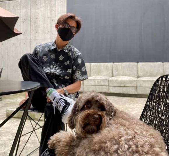 기무라 타쿠야가 당시 간사이 지방 한정으로 선보였던 패밀리마트의 ‘라인 양말’을 착용한 모습. 이 사진은 SNS에서 큰 화제를 모았고, 많은 소비자가 이를 구매하기 위해 여러 매장을 찾아다니는 현상이 벌어졌다. 기무라 타쿠야 인스타그램 캡처