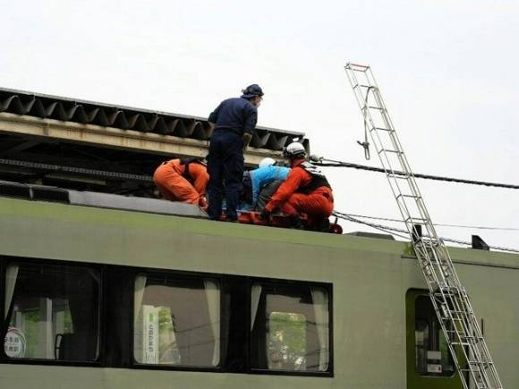 2025년 5월 15일 일본 니가타현 토카마치역에서 경찰과 소방대원들이 열차 지붕 위에서 발견된 시신을 수습하고 있다. JCV 토카마치정보센터 제공