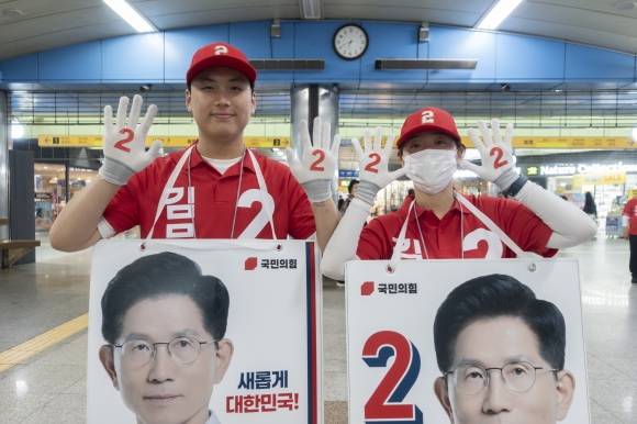 지하철 1호선 개봉역에서 김문수 국민의힘 후보 선거운동을 하는 장세민(왼쪽)씨와 이은주씨.