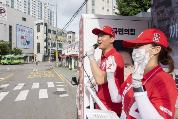 장세민(왼쪽)씨가 유세차에 올라 마이크를 들고 시민들을 향해 김문수 국민의힘 후보를 알리고 있다.