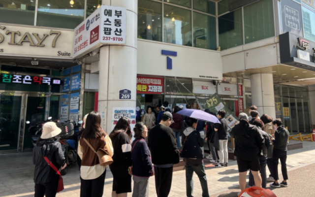 서울 시내의 한 T월드 매장에서 시민들이 대기하고 있다.