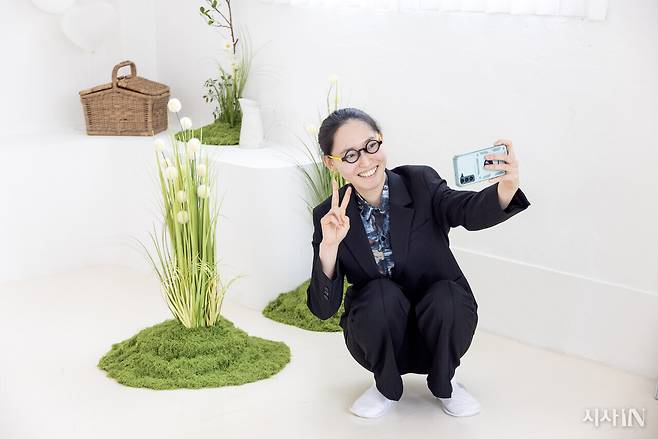 인터뷰를 마친 김가인씨가 인터뷰가 진행된 스튜디오에서 인증샷을 찍고 있다. 인터뷰를 위해 모처럼 정장을 입은 날이었다. ⓒ시사IN 조남진