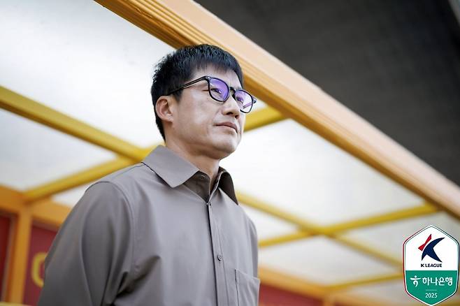 이정효 감독은 25일 광주월드컵경기장에서 열린 강원과 ‘하나은행 K리그1 2025’ 15라운드 홈경기에서 0-1 패배를 당한 뒤 “축구와 인생 모두 계획한대로만 흘러가진 않는다. 결과를 챙기진 못했지만, 다시 복귀해서 잘 준비해가겠다”고 힘주어 말했다. 사진제공|한국프로축구연맹