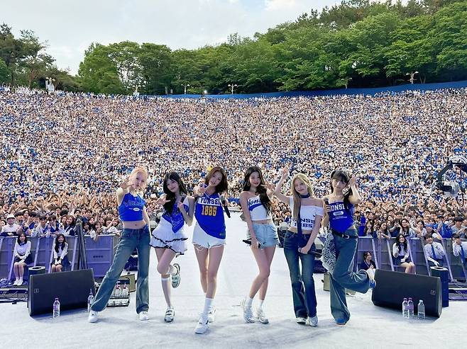 그룹 아이브가 연세대학교 축제에 참석했다. 공식 인스타그램 계정