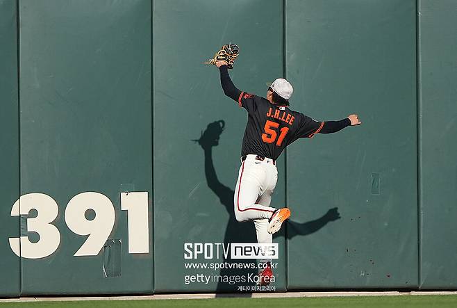 ▲ 이정후가 외야에서 꾸준히 경험을 쌓는다면, 추후 골드글러브에 도전할 수 있는 선수로도 성장이 가능하다