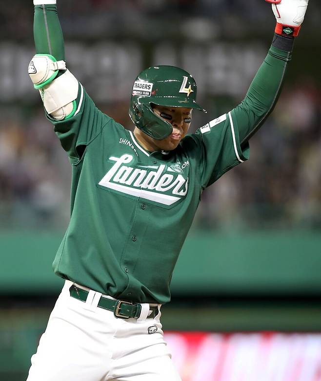 ▲ 24일 인천 LG전 9회 1사 1,2루에서 끝내기 안타를 친 한유섬 ⓒSSG랜더스