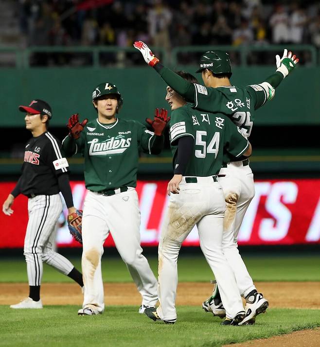 ▲ 김현수의 실수 덕에 귀중한 경기를 잡을 수 있었던 SSG ⓒSSG랜더스