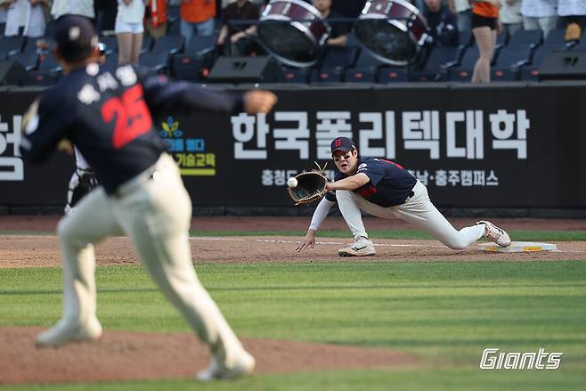 ▲ 롯데 박시영의 송구를 1루수 나승엽이 잡고 있다. ⓒ롯데 자이언츠