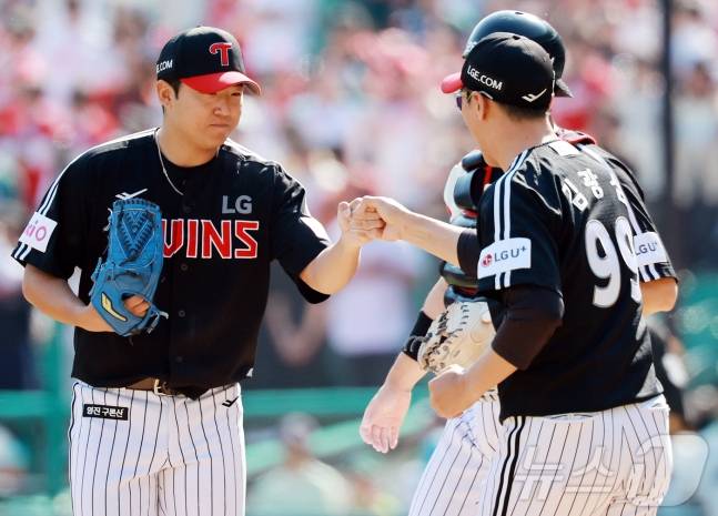 송승기(왼쪽)가 마운드에서 내려가고 있다. /사진=뉴스1