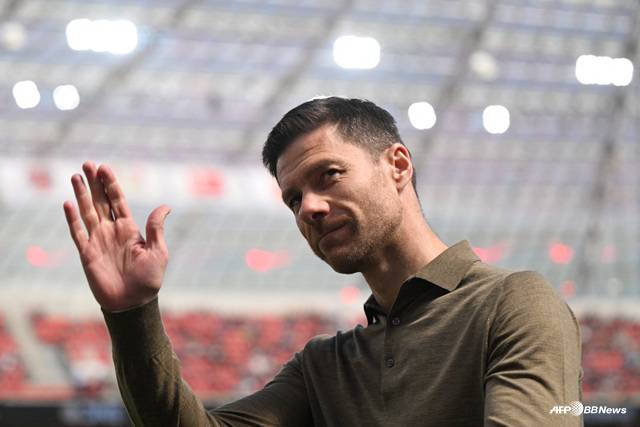 팬들에게 인사하는 사비 알론소 감독. /AFPBBNews=뉴스1