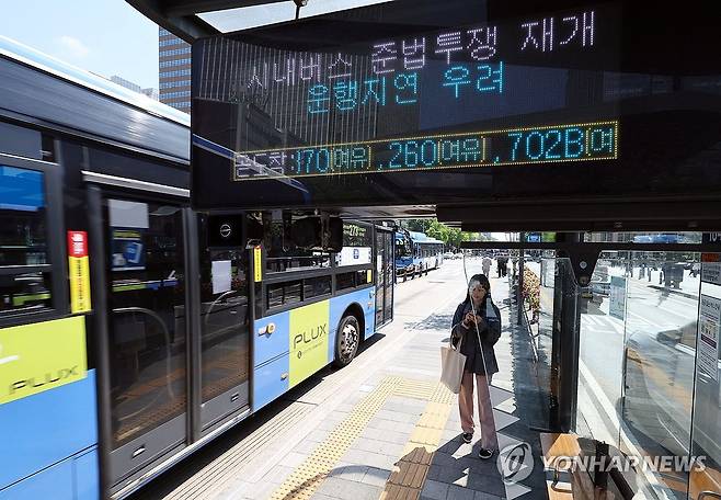 서울 시내버스 준법운행 재개로 '운행지연 우려' (서울=연합뉴스) 김인철 기자 = 서울 시내버스 노조가 연휴가 끝난 뒤 첫차부터 준법투쟁(준법운행)을 재개한 7일 오전 서울 광화문의 한 버스정류장 전광판에 준법투쟁 재개로 인한 운행지연 안내문구가 표시되고 있다. 2025.5.7 yatoya@yna.co.kr