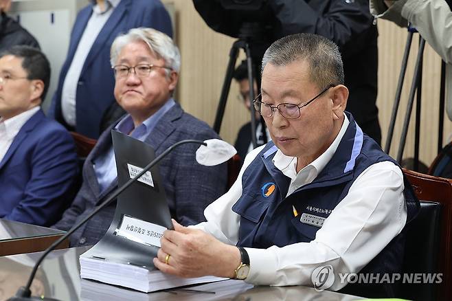 서울 시내버스노사, 임단협 막판 협상 돌입 (서울=연합뉴스) 임화영 기자 = 박점곤 서울시버스노동조합 위원장이 29일 서울 영등포구 서울지방노동위원회에서 열린 사측 서울시버스운송조합과의 임금·단체협약(임단협) 막판 협상에 앞서 조정신청서 서류를 살펴보고 있다. 왼쪽은 김정환 서울시버스운송조합 이사장. 2025.4.29 hwayoung7@yna.co.kr