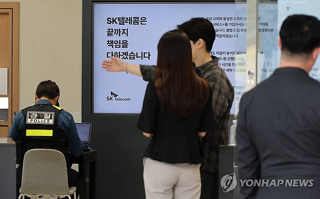 SKT 해킹사태 한달, 대리점 앞에 줄 선 고객 (서울=연합뉴스) 이진욱 기자 = 22일 서울 시내 한 SK텔레콤 공식인증 대리점에서 고객들이 유심 교체를 위해 대기하고 있다. 한편 법무법인 대륜은 이날 기자회견을 열고 다음 주 초 SKT 이용자 1천여명을 대리해 1인당 100만원의 위자료를 지급하라는 소송을 제기할 계획이라고 밝혔다. 2025.5.22 cityboy@yna.co.kr