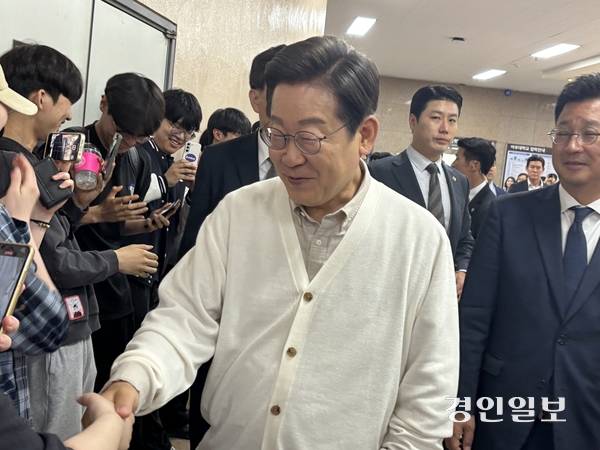 26일 오전 11시께 아주대학교 율곡관에 이재명 더불어민주당 후보가 방문해 대학생들과 간담회를 열었다. 간담회 참석 전 이 후보가 학생들과 악수하고 있다. 2025.5.26 /이영지기자 bbangzi@kyeongin.com