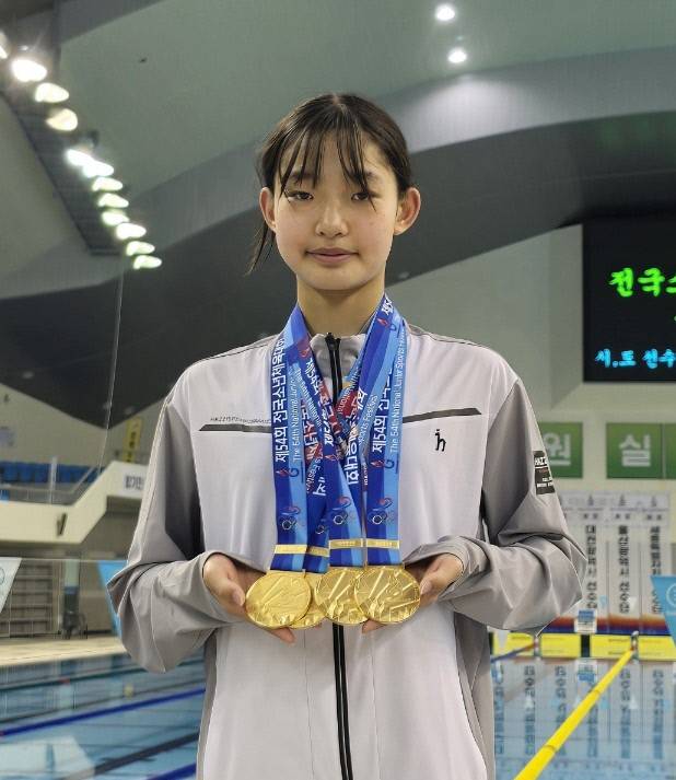 26일 경남 창원실내수영장에서 열린 제54회 전국소년체육대회 수영 여자 12세이하부서 4관왕을 달성한 조하린(안산 고잔초)가 기념사진을 찍고 있다. 사진=고잔초등학교