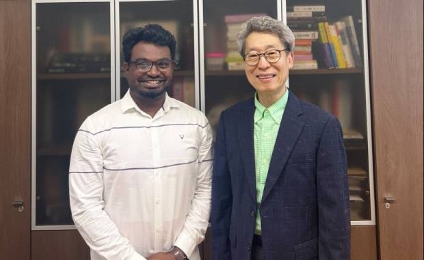 인도 출신 유학생 시니바산 셀바라즈 박사가와 지도교수인 김도형 전남대 화학공학부 교수가 기념사진을 찍고 있다. 전남대 제공